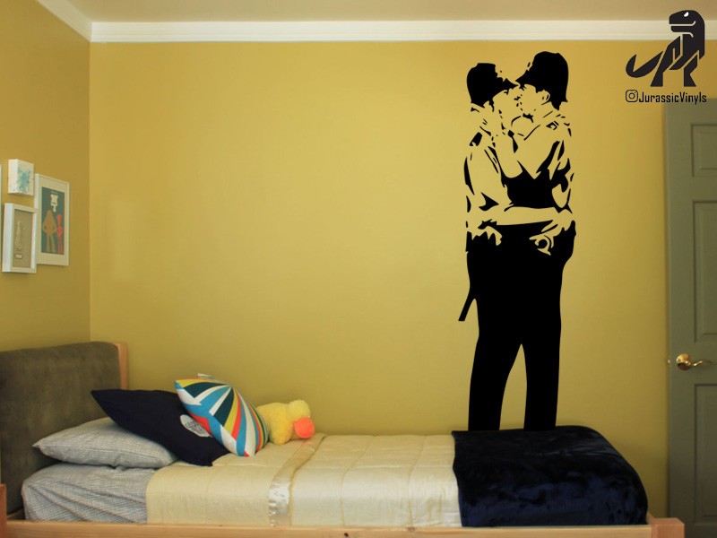 Banksy – Kissing Police
